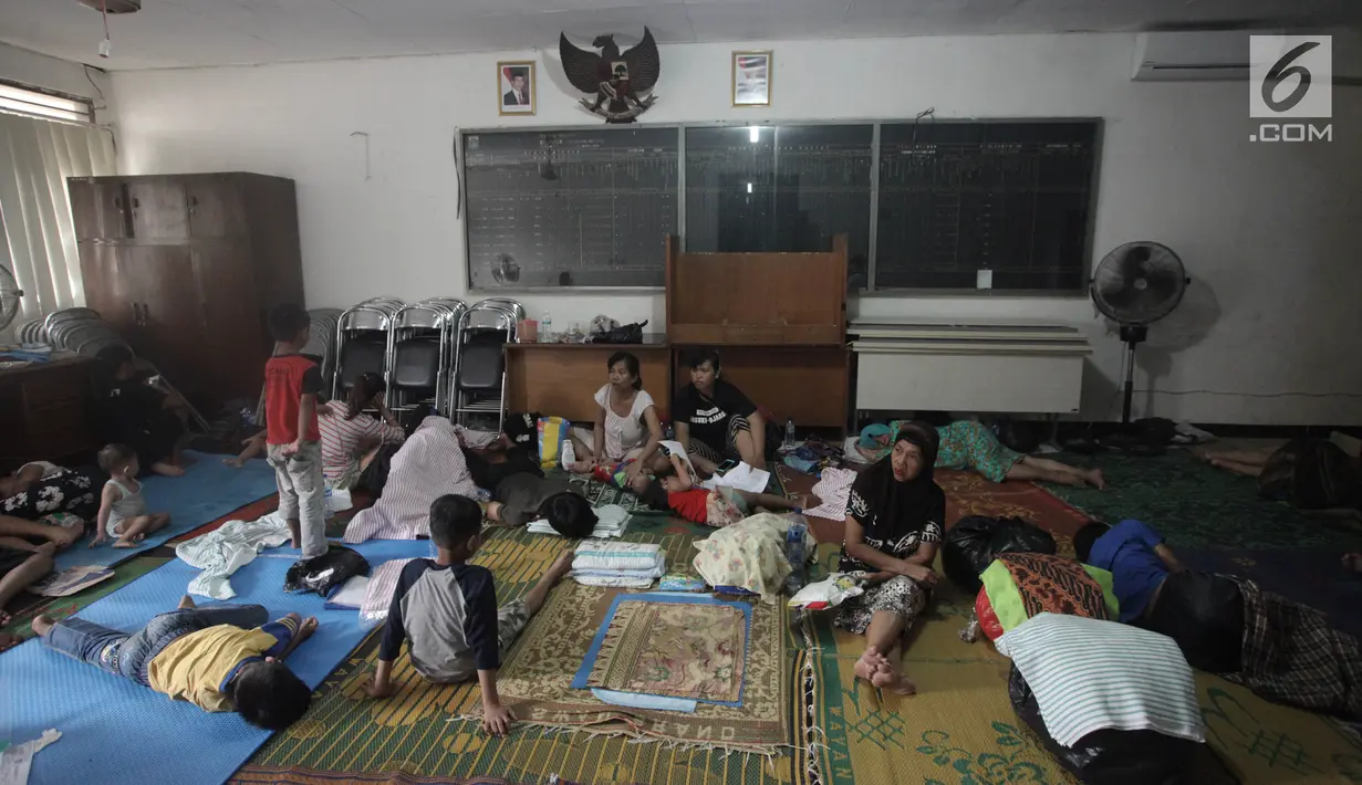 Warga yang rumahnya terendam banjir mengungsi di Kelurahan Kampung Melayu, Jatinegara, Jakarta Timur, Rabu (7/2). Puluhan KK mengungsi di tempat tersebut. (Liputan6.com/Arya Manggala)
