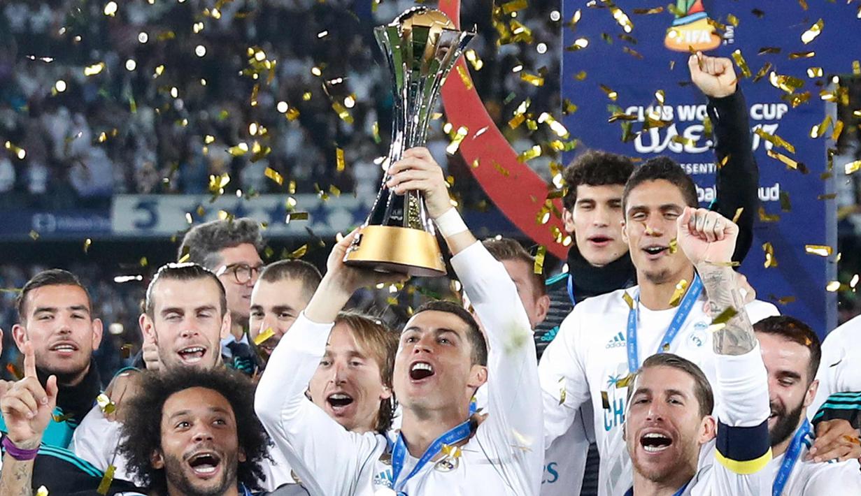 Penyerang Real Madrid, Cristiano Ronaldo mengangkat trofi Piala Dunia Antarklub 2017 usai mengalahkan klub Brasil, Gremio pada babak final di stadion Zayed Sports City di Abu Dhabi, Uni Emirat Arab, (16/12). (AP Photo / Hassan Ammar)