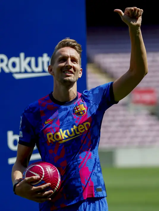 Striker Belanda, Luuk De Jong berpose untuk media selama perkenalan resminya setelah menandatangani kontrak dengan FC Barcelona di Barcelona, Spanyol, Kamis (9/9/2021). De Jong merupakan pemain yang dimiliki Sevilla sebelum bergabung bersama Barcelona. (AP Photo/Joan Monfort)