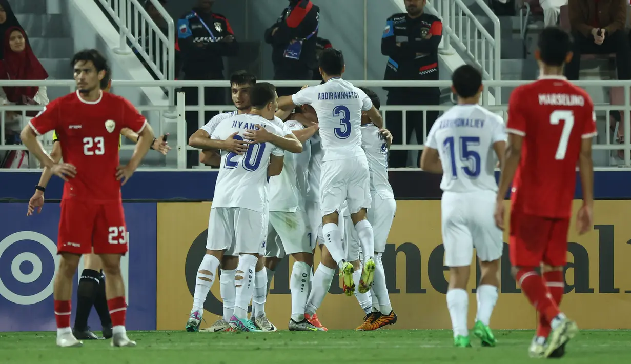 Timnas Indonesia U-23 harus mengakui keunggulan Uzbekistan U-23 dengan skor 0-2 pada laga semifinal Piala Asia U-23 2024 di Abdullah bin Khalifa Stadium, Doha, Qatar, Senin (29/4/2024) malam WIB. Sempat mencetak gol lewat sontekan Muhammad Ferarri pada menit ke-61 yang akhirnya dianulir melalui rekaman VAR, Garuda Muda akhirnya kebobolan dua gol melalui Khusayin Norchaev (68') dan gol bunuh diri Pratama Arhan (87') setelah sebelumnya Rizky Ridho dikartu merah pada menit ke-83. Kelolosan Timnas Indonesia U-23 ke Olimpiade Paris pun harus tertunda dan masih mempunyai peluang pada perebutan tempat ketiga atau playoff melawan wakil Afrika, Guinea. (AFP/Karim Jaafar)