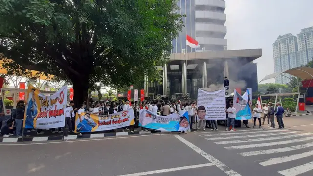 Gerakan Mahasiswa Penegak Hukum (GMPH) mendatangi Gedung Komisi Pemberantasan Korupsi (KPK) melakukan aksi agar kasus Wakil Ketua DPR yang juga Ketua Tim Pengawas Haji 2024 Muhaimin Iskandar atau Cak Imin diusut.