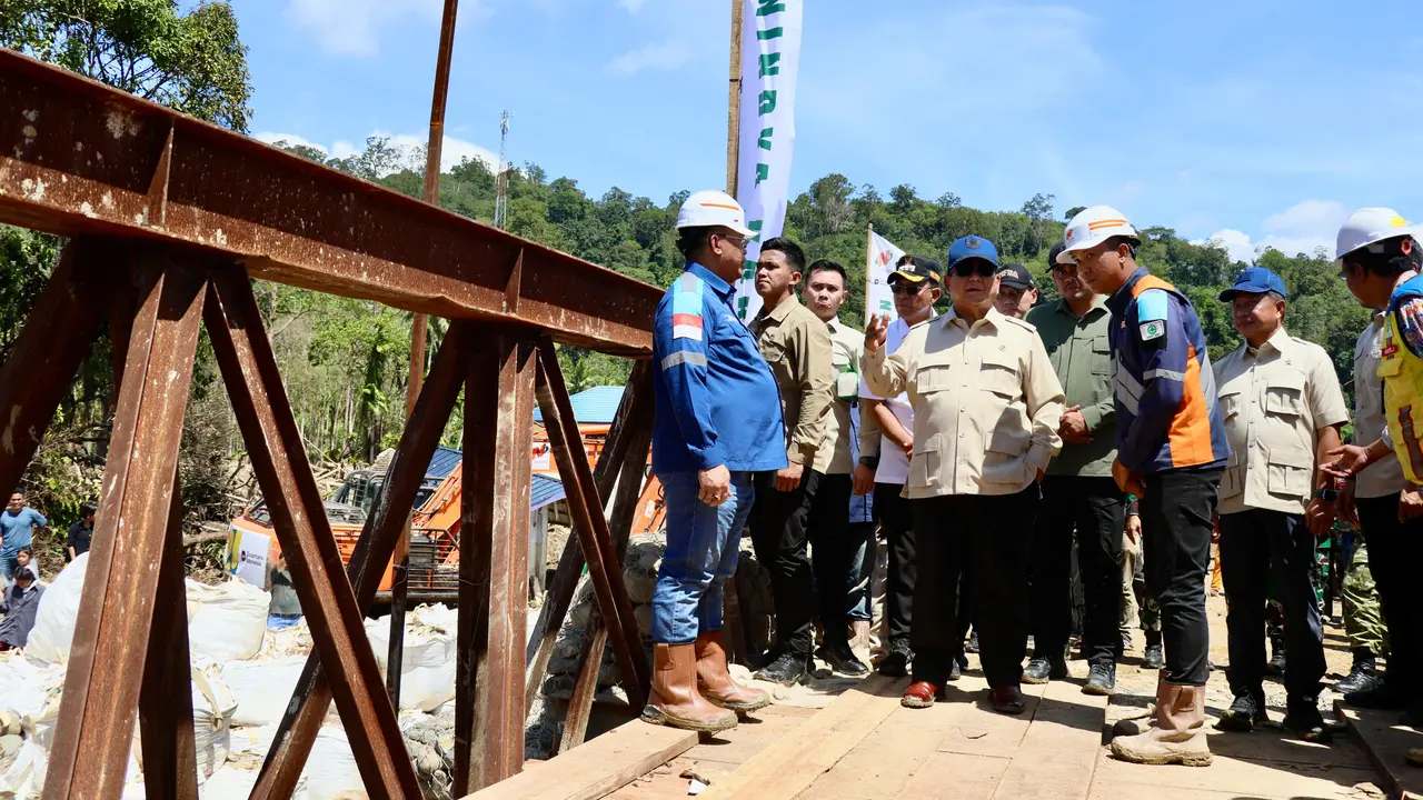 Menteri Dalam Negeri (Mendagri) Muhammad Tito Karnavian mendampingi Presiden Prabowo Subianto meninjau langsung wilayah terdampak bencana di Tapanuli Selatan.