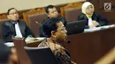 Terdakwa dugaan korupsi proyek E-KTP Setya Novanto saat mengikuti sidang lanjutan di Pengadilan Tipikor, Jakarta, Kamis (28/12). Sidang mendengar tanggapan eksepsi dakwaan JPU. (Liputan6.com/Helmi Fithriansyah)