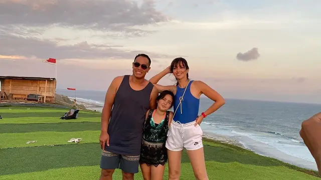 7 Potret Liburan Nia Ramadhani di Bali, Jajal Main Paralayang