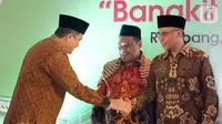 Deputy Chief of Corporate Affairs PT Astra International Tbk Riza Deliansyah bersalaman dengan Ketua Dewan Komisioner OJK pada peresmian Bank Wakaf Mikro (BWM) Pesantren Raudlatut Thalibin di Rembang, Jateng, Kamis (09/01/2020). (Liputan6.com/HO/Eko)