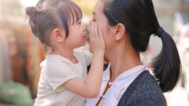 Risiko di balik kebiasaan orangtua cium bibir anak. (iStockphoto