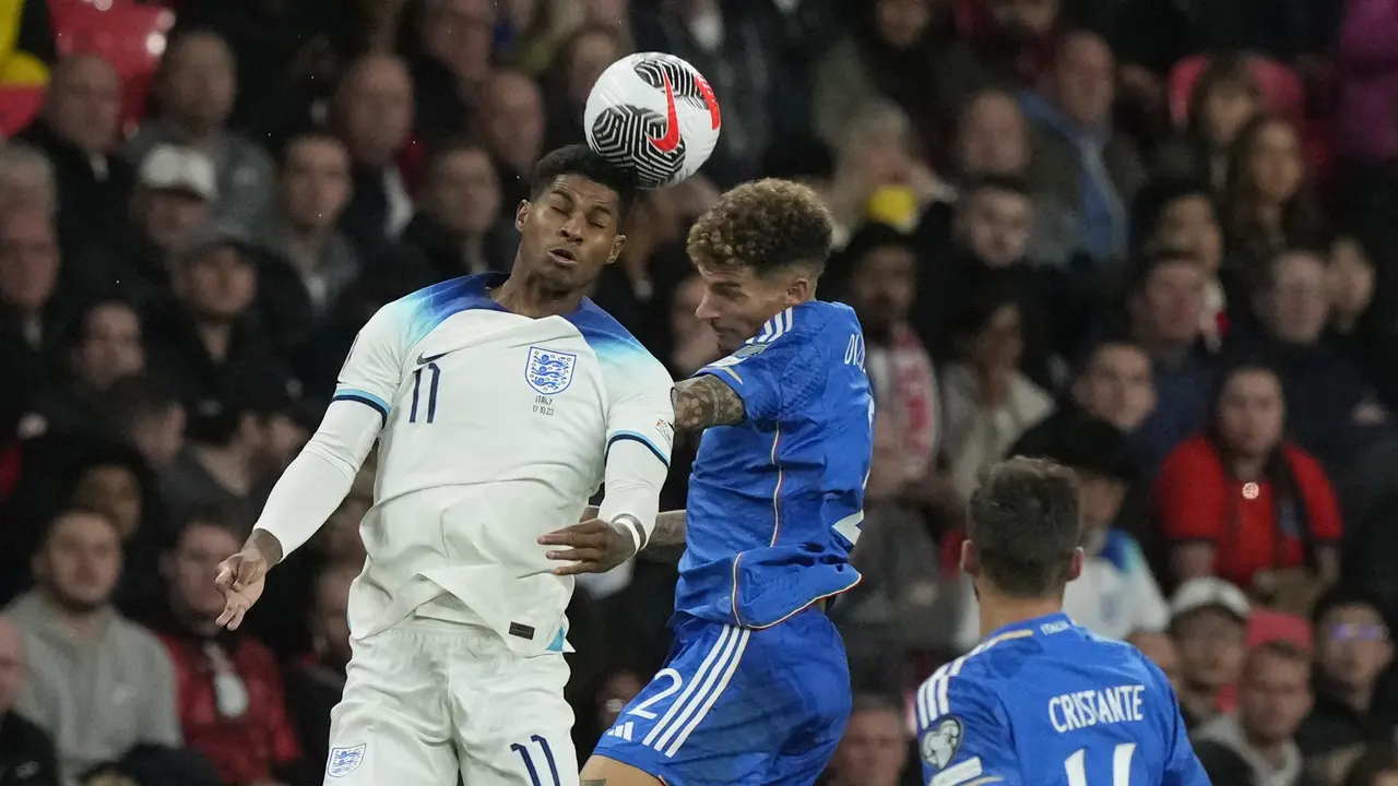 Foto: Ketika Lord Maguire Kunci Pergerakan Domenico Berardi saat Timnas Inggris Kalahkan Italia
