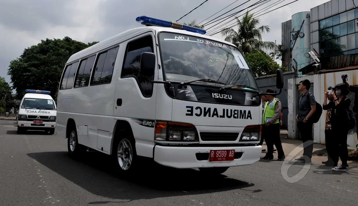 Iring-iringan dua mobil ambulans yang membawa jenazah Duo Bali Nine tiba di Rumah Duka Abadi, Jakarta, Rabu (29/4/2015). Jenazah terpidana mati Andrew Chan dan Myuran Sukuraman disemayamkan sebelum diterbangkan ke Australia. (Liputan6.com/Johan Tallo)