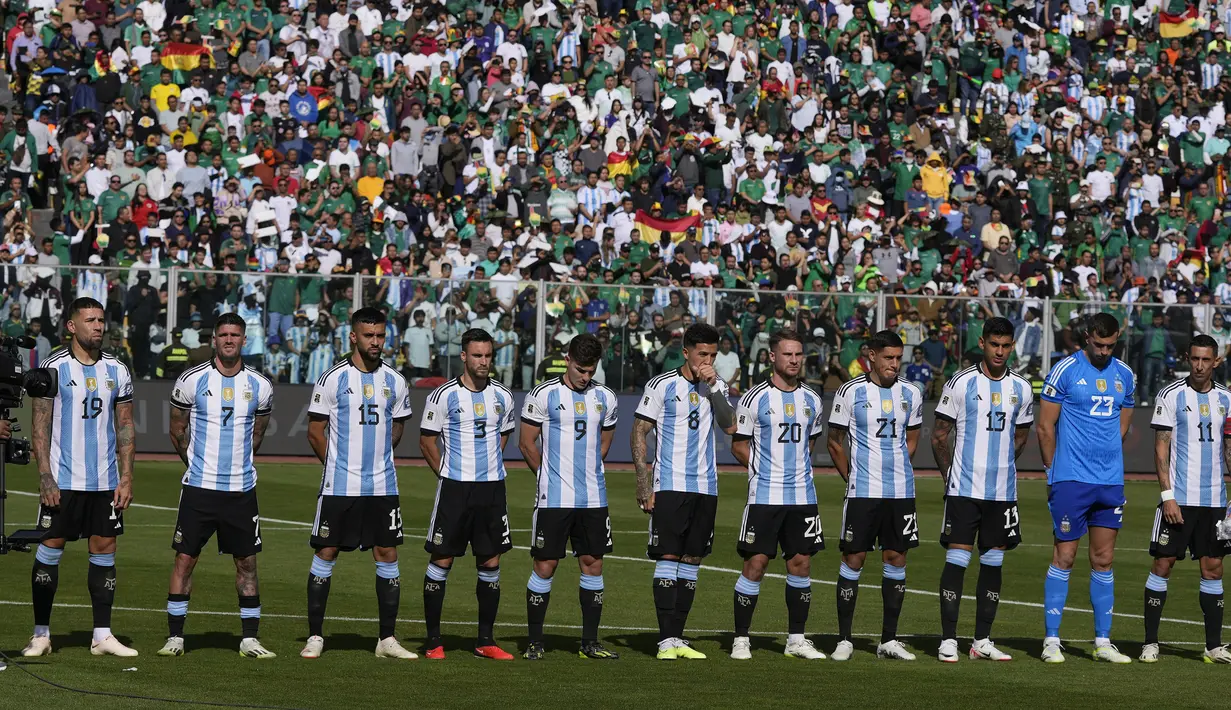 Para pemain starting XI Timnas Argentina berbaris menyanyikan lagu kebangsaaan Argentina jelang menghadapi Timnas Bolivia pada laga lanjutan Kualifikasi Piala Dunia 2026 zona Conmebol di La Paz Stadium, Bolivia, Rabu (13/9/2023) dini hari WIB. (AP Photo/Juan Karita)