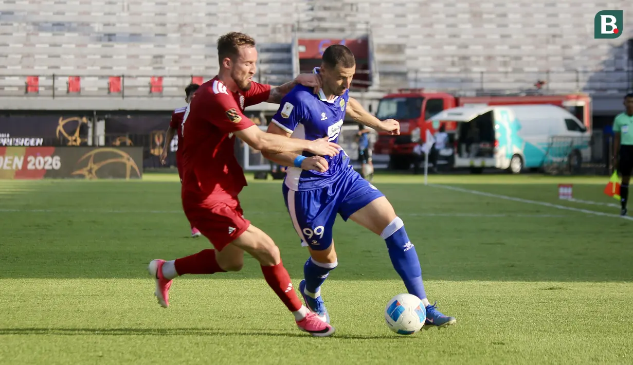 Pemain Persib Bandung, Balsa Sekulic (kanan), berusaha melepaskan diri dari kawalan gelandang Persija Jakarta, Stjepan Loncar (kiri), pada laga semifinal Piala Presiden 2026 di Stadion Kapten I Wayan Dipta, Gianyar, Bali, Selasa (4/8/2026). Balsa tampil agresif sepanjang pertandingan dan turut mencetak satu gol melalui titik penalti untuk membantu Maung Bandung menang 2-1 sekaligus memastikan langkah ke partai final. (Bola.com/Alit Binawan)