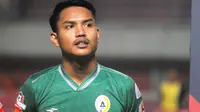 Bek PSS Sleman, Ikhwan Ciptady yang ditunjuk menjadi kapten tim saat melawan Persela Lamongan di Stadion Maguwoharjo, Kamis (15/8/2019). (Bola com/Vincentius Atmaja)