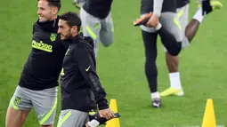 Gelandang Atletico Madrid, Saul Niguez (kiri) dan Koke (kedua kiri) saat sesi latihan menjelang leg pertama babak 16 besar Liga Champions melawan Chelsea di Stadion Arena Nationala, Senin (22/2/2021). Atletico dan Chelsea sama-sama gagal menang di liga akhir pekan kemarin.  (Daniel MIHAILESCU/AFP)