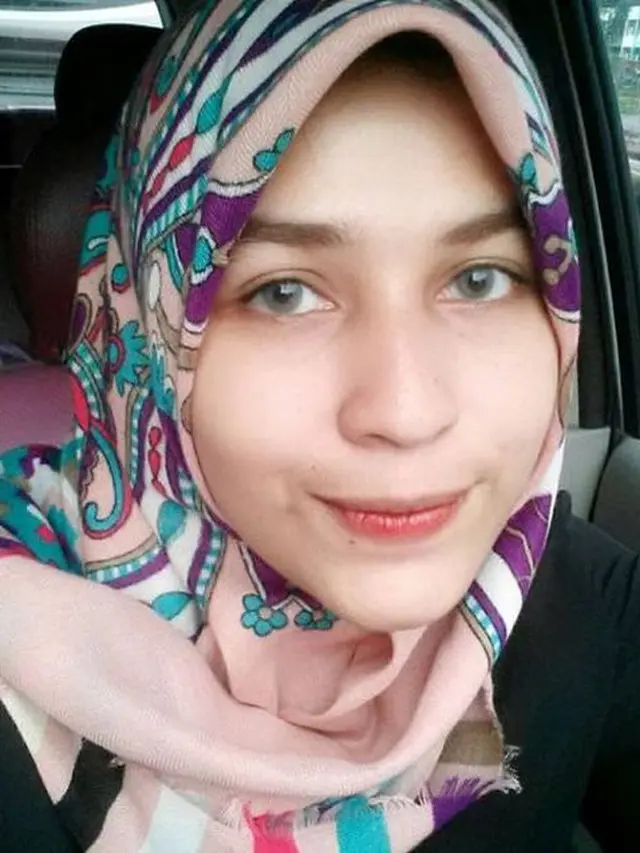 6 Potret Mona Rizqia, Putri Kadir Srimulat yang Berparas Khas Timur Tengah
