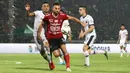 Striker Bali United, Ilija Spasojevic, berebut bola dengan bek Madura United, Jaimerson Xavier, pada laga Liga 1 2019 di Stadion Kapten I Wayan Dipta, Bali, Minggu (22/12). Bali kalah 0-2 dari Madura. (Bola.com/Aditya Wany)