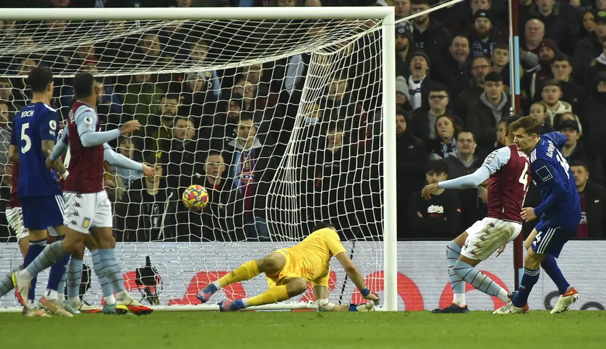 Pemain Leeds United Diego Llorente (kanan) mencetak gol ke gawang Aston Villa pada pertandingan sepak bola Liga Inggris di Villa Park, Birmingham, Inggris, 9 Februari 2022. Pertandingan berakhir dengan skor 3-3. (AP Photo/Rui Vieira)