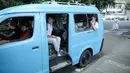 Pelajar berada di dalam angkutan kota di kawasan Tanah Abang, Jakarta, Senin (24/10/2022). Kepala Dinas Perhubungan DKI Jakarta Syafrin Liputo menyebut tarif angkutan kota (angkot) saat ini naik 20 persen, dari Rp 5 ribu menjadi Rp 6 ribu. tarif tersebut berlaku untuk seluruh angkot yang tak masuk dalam program JakLingko. (Liputan6.com/Faizal Fanani)