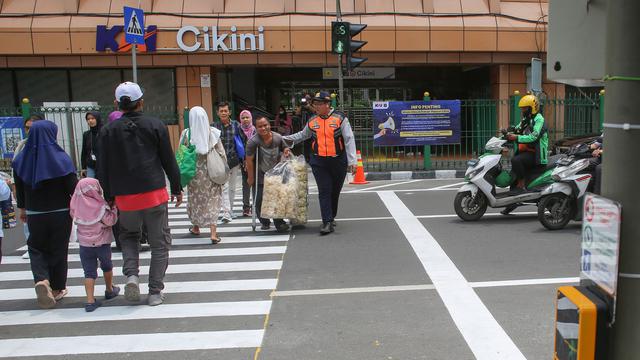 Permudah Mobilitas Pengguna Commuter Line di Stasiun Cikini, Pagar Dibuka dan Pelican Crossing Dipasang