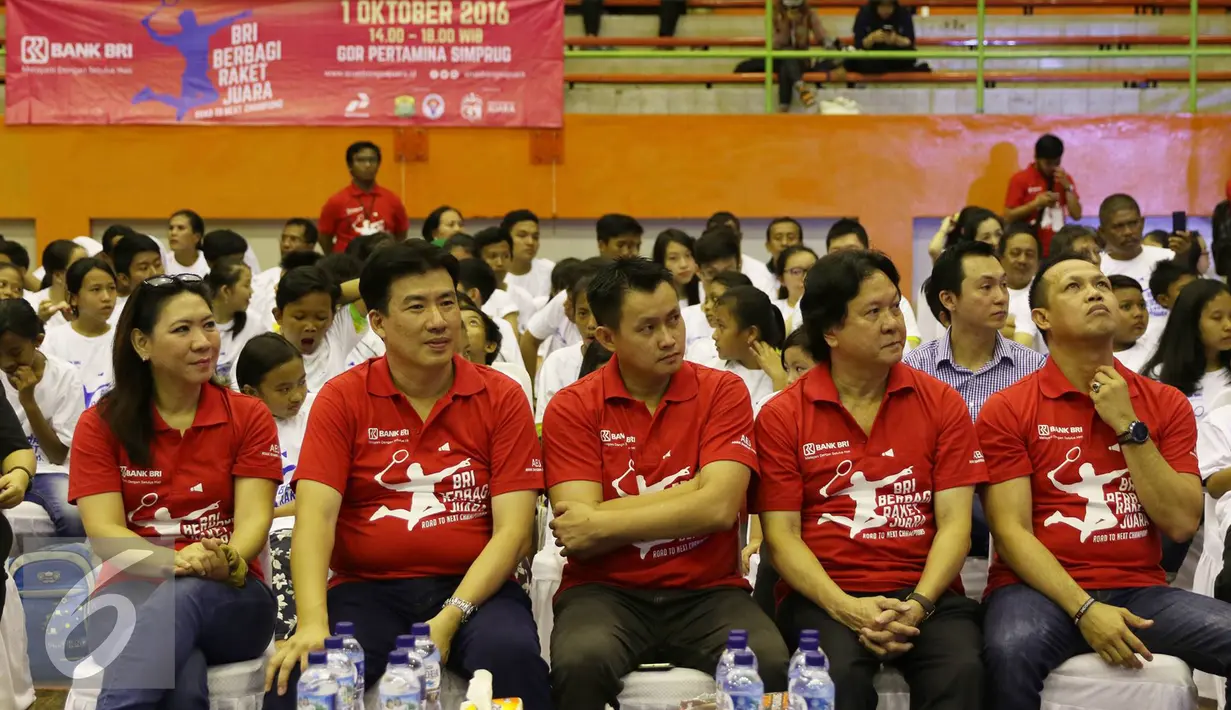 (Dari kiri) Legenda bulu tangkis Susi Susanti, Alan Budikusuma, Chandra Wijaya, Liem Swie King, dan Rexy Mainaky hadir dalam acara bertajuk BRI Berbagi Raket Juara Road to The Mext Champions di Jakarta, Sabtu (1/10). (Liputan6.com/Immanuel Antonius)