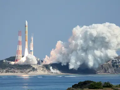 Roket "H3" generasi berikutnya Jepang, yang membawa satelit optik canggih "Daichi 3", meninggalkan landasan peluncuran di Tanegashima Space Center di Kagoshima, Jepang barat daya, Selasa (7/3/2023). Roket H3 Jepang mengalami kendala teknis setelah lepas landas pada Selasa. (Photo by JIJI Press / AFP)