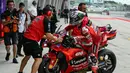 Pembalap Ducati Lenovo Team, Enea Bastianini kembali ke garasi saat latihan bebas pertama MotoGP Grand Prix Malaysia di Sirkuit Internasional Sepang, 1 November 2024. (MOHD RASFAN/AFP)