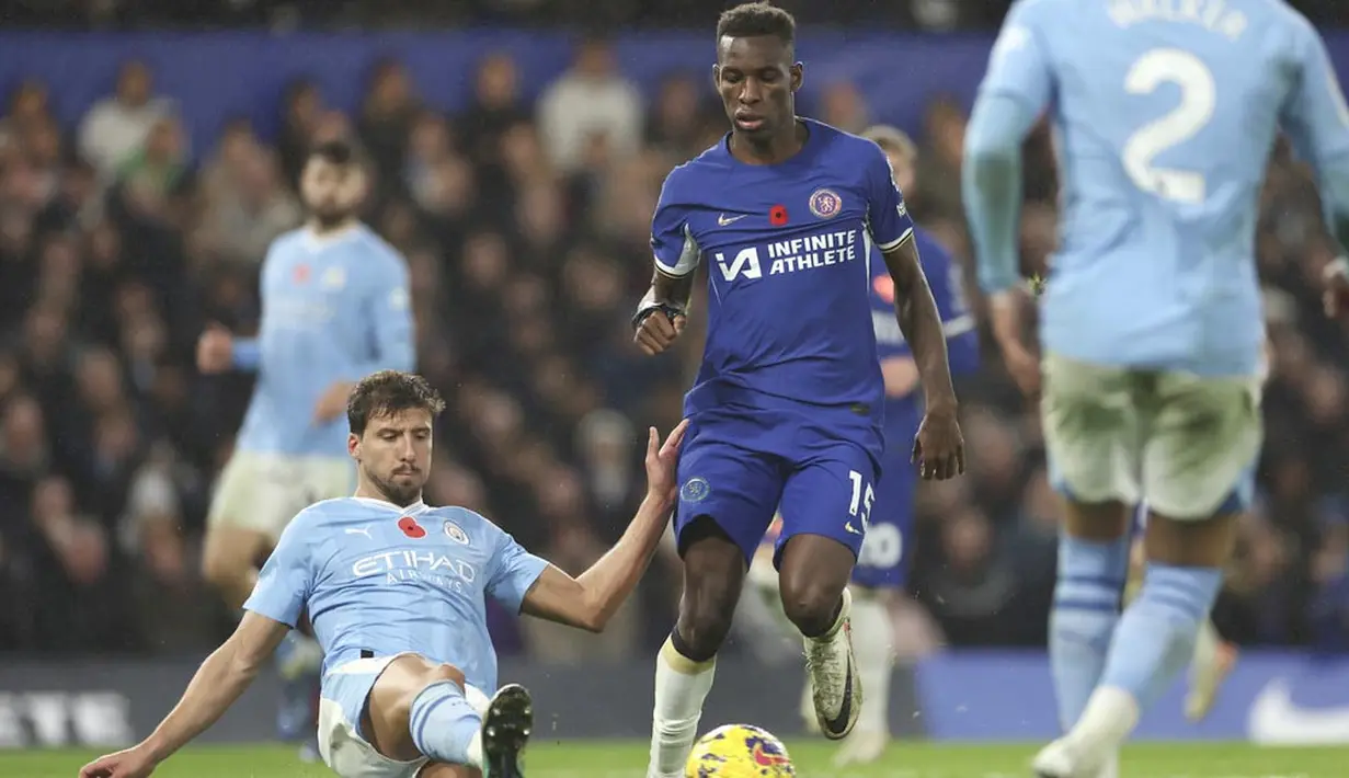 Pemain Chelsea, Nicolas Jackson, berusaha melewati pemain Manchester City pada laga pekan ke-12 Premier League 2023/2024 di Stadion Stamford Bridge, Minggu (12/11/2023). (AP Photo/Ian Walton)
