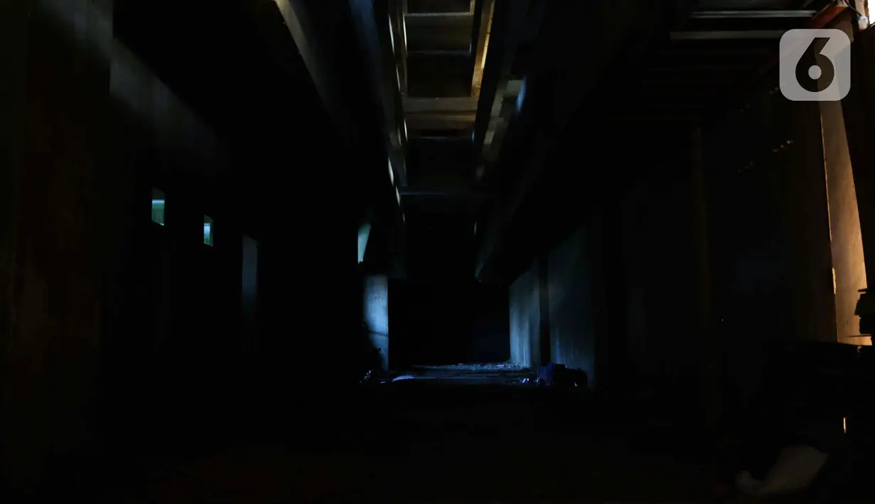 Suasana bagian dalam rusun yang menjadi lokasi syuting film Pengabdi Setan 2: Communion di kawasan Bekasi, Jawa Barat, Rabu (10/8/2022). Pembangunan rusun ini sendiri sudah berhenti sejak lama. (Liputan6.com/Herman Zakharia)