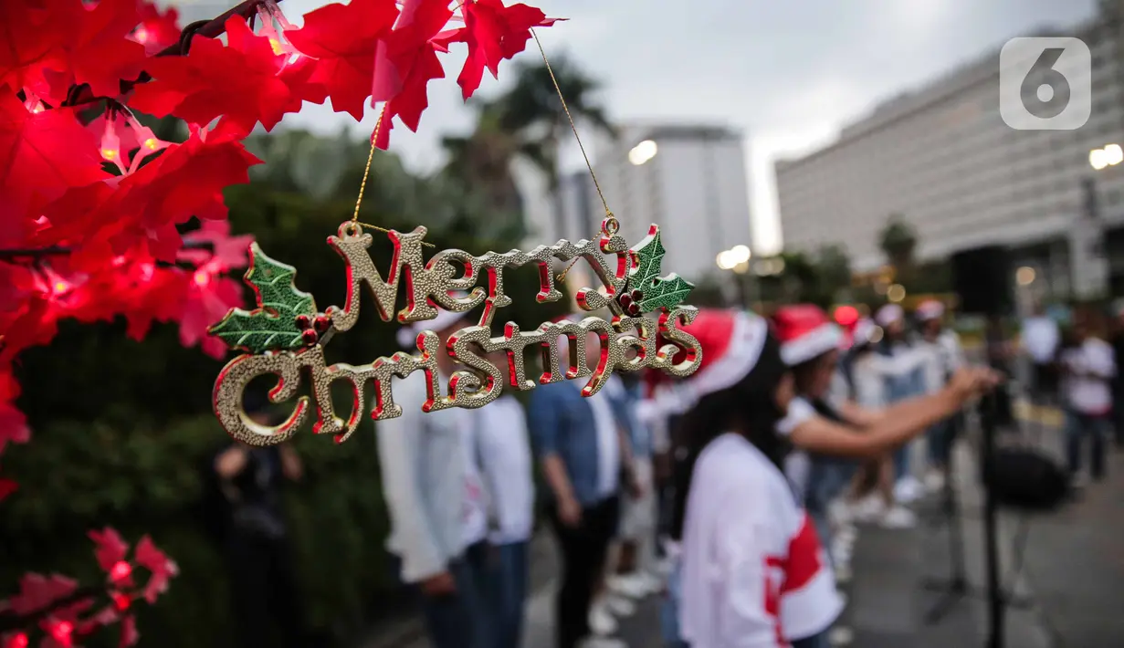 Ornamen Natal terlihat saat paduan suara Christmas Carol menghibur pengguna jalan di depan pedestrian Plaza Indonesia, Jakarta, Rabu (18/12/2019). Acara ini berlangsung pada tanggal 18-20 Desember 2019 mulai pukul 17.00-19.00 WIB. (Liputan6.com/Faizal Fanani)