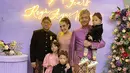 Merayakan hari jadi pernikahan, keduanya juga kembali tampil dengan kebaya dan beskap plus batik nuansa warna ungu. (Foto: Instagram @mrsayudewi)