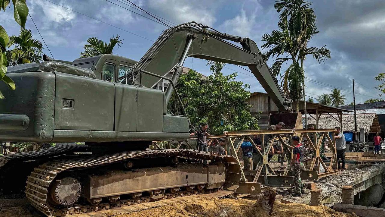 FOTO: Prajurit TNI AD Bahu Membahu Pasang Jembatan Bailey di Bireuen