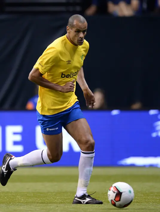 Pemain Brasil Rivaldo membawa bola saat bertanding melawan Italia pada turnamen Star Sixes di O2 Arena di London (13/7). (AFP Photo/Olly Greenwood)