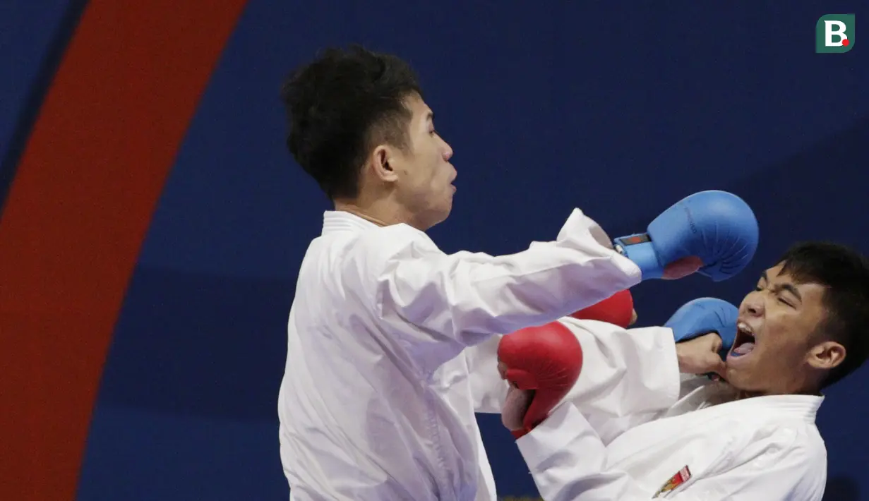 Karateka Indonesia, Rifki Ardiansyah, saat melawan karateka Vietnam, Nguyen Tahnh Duy, pada final kumite -60 kg putra SEA Games 2019 di World Trade Center, Manila, Minggu (8/12). Rifky meraih perak setelah kalah 1-2. (Bola.com/M Iqbal Ichsan)