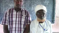 Muhammad Modibbo (kanan) yang disebut-sebut sebagai murid SMP tertua di dunia. (BBC)