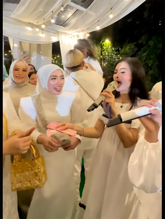 Momen Iis Dahlia dan Lesti banjir saweran dari  para owner. Dua penyanyi dangdut tersebut mendapat saweran pecahan uang 50 dan 100 ribuan. [Instagram/shellasaukiaofficial]