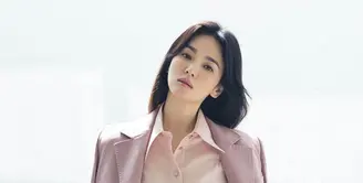 Tak perlu repot mix and match, one set suit pink pastel bisa kamu kombinasikan dengan soft pink shirt. Style kantor ala Song Hye Ko ini tetap rapi namun enggak ribet. (Instagram/kyo1122).