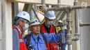 CEO GEC Foundation, Kunihiro Suga meninjau pembangkit tenaga listrik bertenaga gas buang di pabrik Tuban, (27/2). Kedua perusahaan berkomitemen WHRPG akan mengurangi emisi CO2 sebesar 122.358 ton pertahun. (Liputan6.com/Pool/Eko)