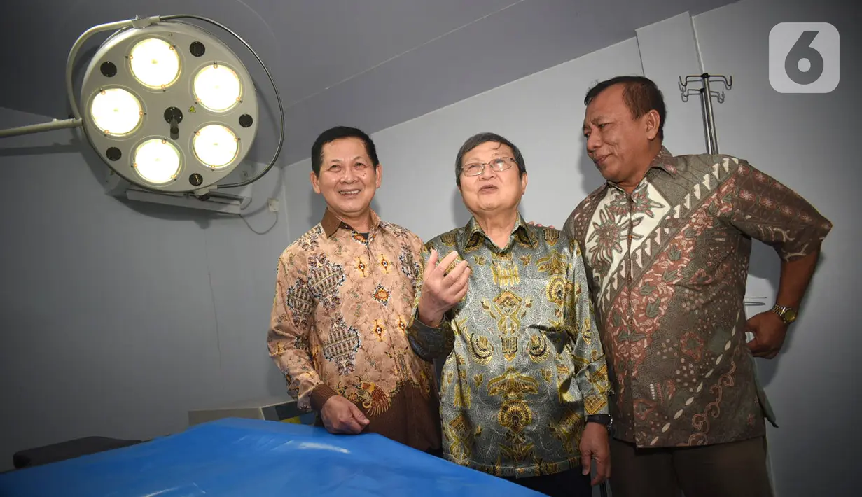 Staf Khusus Menteri Kesehatan Mayjen TNI (pur.) dr Daniel Tjen, Founder doctorSHARE dr. Lie Augustinus Dharmawan dan Staf Khusus Menteri Kesehatan Brigjen TNI (pur.) dr Jajang Edi Priyatno saat meninjau RSA Nusa Waluya II di Baywalk Mall Pluit, Jakarta Selasa (10/12/2019). (Liputan6.com/HO/Riki)