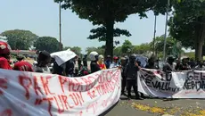 Puncak Kekecewaan, Ratusan Orang Lempar Telur ke Kantor Bupati Tuban