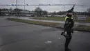 Seorang petugas mengangkat garis penjagaan polisi di luar pusat pendidikan orang dewasa Campus Risbergska di Orebro, Swedia, pada 5 Februari 2025. (Jonathan NACKSTRAND/AFP)