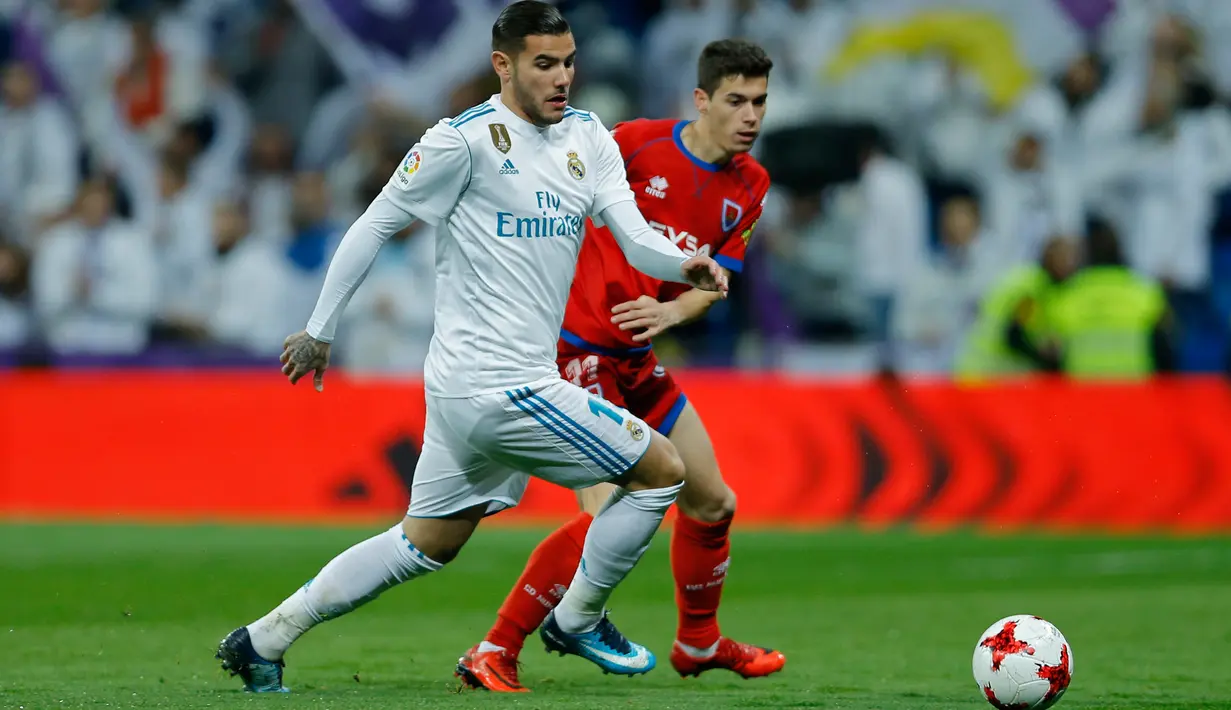 Pemain Real Madrid, Theo Hernandez dan pemain Numancia, Nacho Sanchez berebut bola pada leg kedua babak 16 besar Copa del Rey di Santiago Bernabeu, Kamis (11/1). Real Madrid lolos ke babak perempat final  dengan agregat skor 5-2. (AP/Francisco Seco)