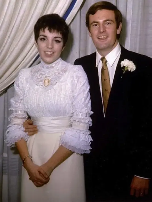 Liza Minnelli menikah dengan Peter Allen dari 1967-1979. Peter pun lalu mengaku sebagai gay dan telah lama berpacaran dengan Gregory Connell. (Broadly)