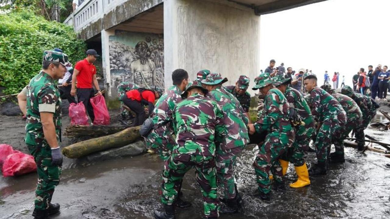 Kodam Udayana Bersih Pantai Padanggalak, Ratusan Prajurit Dikerahkan Jaga Lingkungan Bali