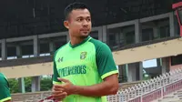 Stoper Persebaya Surabaya, Arif Satria. (Bola.com/Aditya Wany)