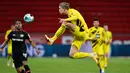 Penyerang Borussia Dortmund, Erling Braut Haaland, berusaha mengontrol bola saat menghadapi Bayer Leverkusen pada laga lanjutan Liga Jerman di BayArena Stadium, Rabu (20/1/2021). Bayer Leverkusen menang 2-1 atas Borussia Dortmund. (AFP/Martin Meissner/pool)