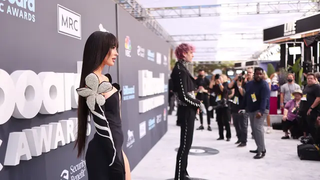 6 Busana Terbaik di Karpet Merah Billboard Music Awards 2022