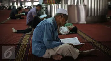 Umat muslim membaca kita suci Alquran di Masjid Istiqlal, Jakarta, Kamis (18/6/2015). Kegiatan ini dilakukan untuk beristirahat sambil menanti waktu berbuka puasa. (Liputan6.com/Faizal Fanani)