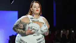 Tess Holliday, model dan aktivis bertubuh gemuk, berpose mengenakan busana brand Chromat selama New York Fashion Week 2019 pada 7 September 2019. Model berbobot tubuh 137 kg tersebut tampil percaya diri mengenakan gaun panjang putih. (Photo by Angela Weiss / AFP)