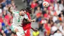 Pemain Aljazair Houssem Aouar  berebut bola atas dengan pemain Swiss Denis Zakaria dari Swiss selama pertandingan sepak bola babak 32 besar Piala Dunia antara Swiss dan Aljazair di Vancouver, British Columbia, Kamis, (02/07/2026). (AP Photo/Lindsey Wasson)