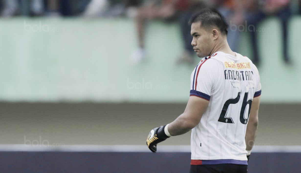 5.	Andritany Ardhiyasa (Kiper) – Pemain Timnas Indonesia ini sudah tak perlu diragukan lagi kemampuannya dalam menjaga gawang. Kecepatan dalam merespon bola dan meredam tendangan lawan bisa membuat Spasojevic dkk frustasi. (Bola.com/M Iqbal Ichsan)