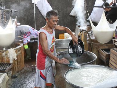 Pekerja menyelesaikan pembuatan tahu di industri rumahan kawasan Jakarta, Selasa (17/12/2019). Pemerintah resmi memangkas bunga Kredit Usaha Rakyat (KUR) dari 7 persen menjadi 6 persen, kebijakan ini mulai berlaku pada Januari 2020 mendatang. (Liputan6.com/Angga Yuniar)
