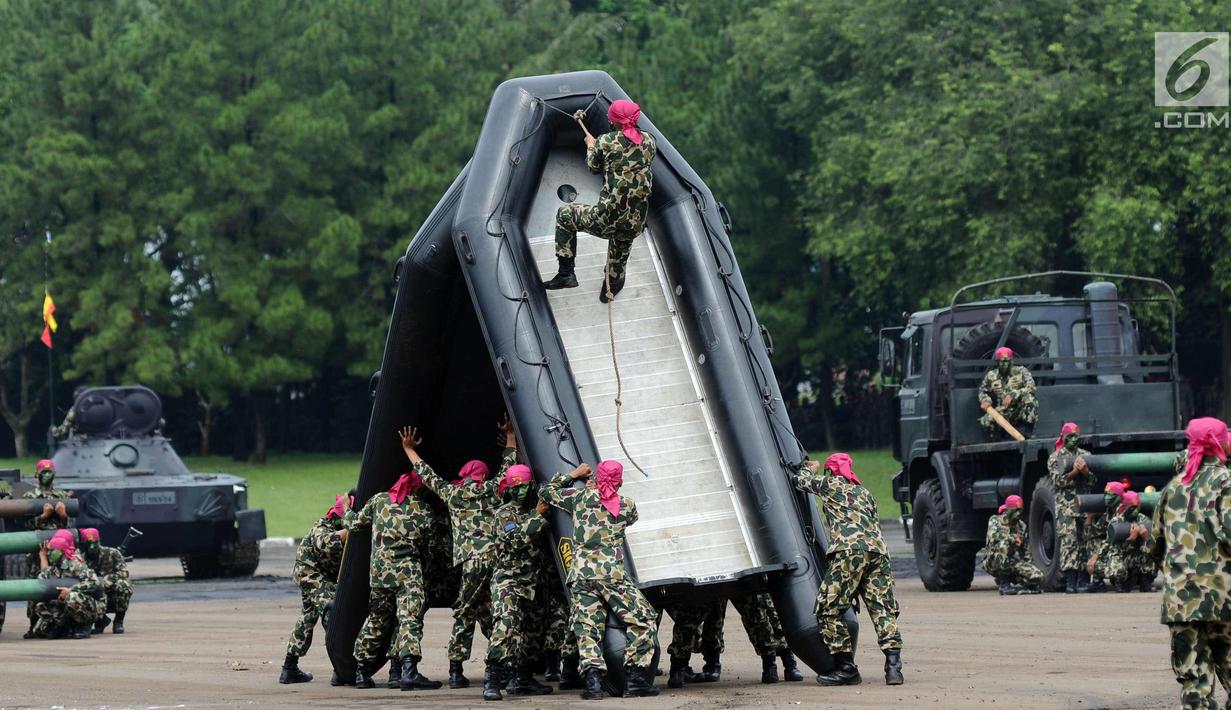 Prajurit Marinir melintasi halang rintang saat upacara HUT Korps Marinir ke-72 di Kesatrian Marinir Hartono, Cilandak, Jakarta, Rabu (15/11). HUT Marinir ke-72 bertema Marinir Prajurit Pejuang dan Profesional. (Liputan6.com/Helmi Fithriansyah)